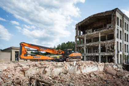 Demoliční stroje DEVELON v České republice